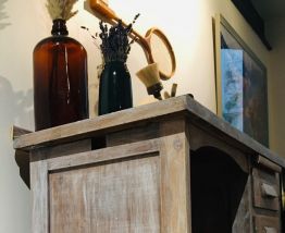 Ancien bureau à tiroirs