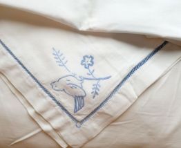 Parure bébé drap et taie brodés main 50's