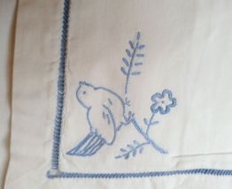 Parure bébé drap et taie brodés main 50's