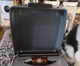 Machine à écrire vintage Brother