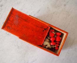 Pions d'échecs et boîte en bois