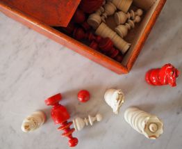 Pions d'échecs et boîte en bois