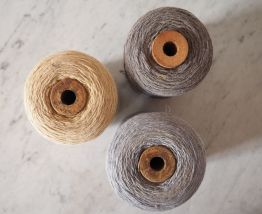 Bobines de laine avec socle en hêtre