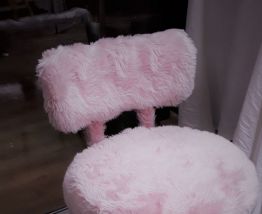 Chaise Pelfran moumoute rose 