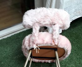 Chaise Pelfran moumoute rose 