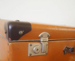 Valise brune aux coins noirs