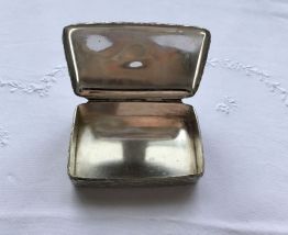 Boite en métal argenté 