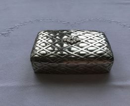 Boite en métal argenté 