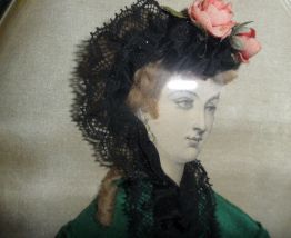 CADRE BOMBE OVALE  GRAVURE BUSTE FEMME HABILLEE