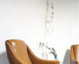 RARE - Paire de fauteuils vintage pieds compas skaï 60's