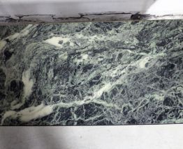 Table basse vintage en marbre vert pieds en laiton dorés