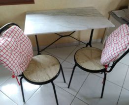 table bistro marbre avec 2 chaises canelés