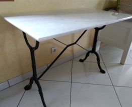 table bistro marbre avec 2 chaises canelés