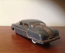 Voiture 60's jouet métal 