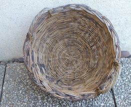 panier  rond   avec 2 anses en rotin  , vintage