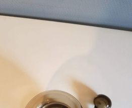 flacon en verre gris foncé avec bouchon