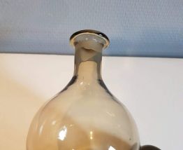 flacon en verre gris foncé avec bouchon