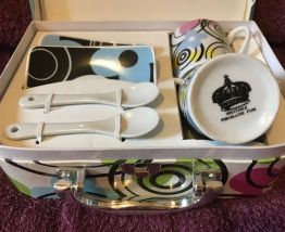 VALISETTE TASSES SOUS TASSES PORCELAINE ANGLAISE ET CUILLERE