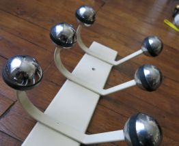Porte manteau metal 70s boules chromées 10 patères TBE