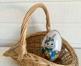 Grand oeuf jouet en fer blanc