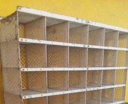 RARE trieur de la poste, en métal, avec son établi daté 1968