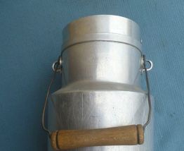 pot a lait , bidon ancien en aluminium, vintage