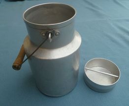 pot a lait , bidon ancien en aluminium, vintage