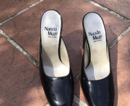 Mules en cuir vernis noir 