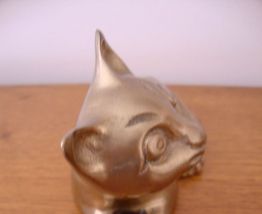 Petit chat en bronze doré