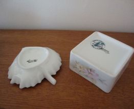 ENSEMBLE EN PORCELAINE  COUPELLE ET POUDRIERE 