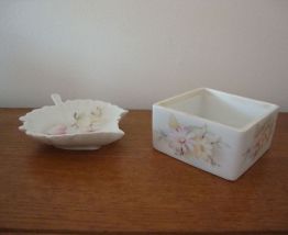 ENSEMBLE EN PORCELAINE  COUPELLE ET POUDRIERE 