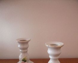 PAIRE DE PETITS BOUGEOIRS EN CERAMIQUE