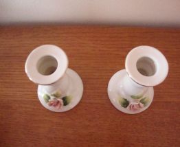 PAIRE DE PETITS BOUGEOIRS EN CERAMIQUE
