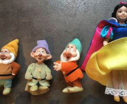 Blanche Neige et les 7 nains en porcelaine TBE 