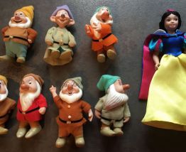Blanche Neige et les 7 nains en porcelaine TBE 