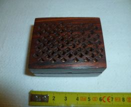 Petite boite en bois ajourée  indienne