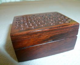Petite boite en bois ajourée  indienne