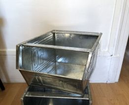 Lot 2 casiers / bacs en métal industriel 