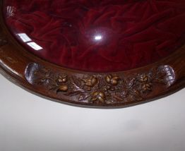 Médaillon en bois sculpté 