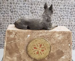 Ancienne horloge en marbre avec décor loup