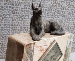 Ancienne horloge en marbre avec décor loup
