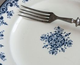 Assiette terre de fer faïenceries de Rouen