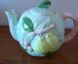 THEIERE EN BARBOTINE DECOR FRUITS