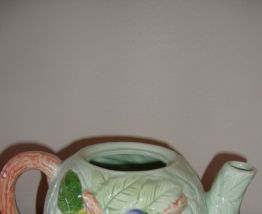 THEIERE EN BARBOTINE DECOR FRUITS