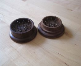 Petite boite en bois broyeur   tabac /herbes  