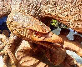 Sculpture en bois faite a la main  représentant un aigle
