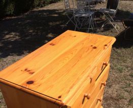 Commode en pin massif
