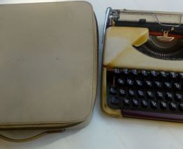 Machine à écrire Olympia avec sa housse