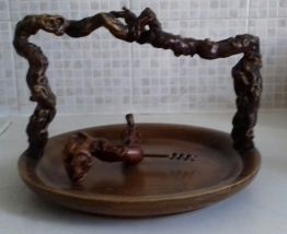 Plateau bois et cep de vigne. 