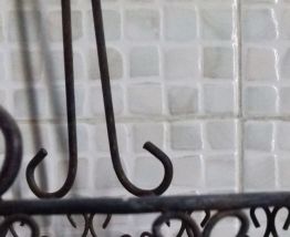 Porte bouteilles en métal rouillé 